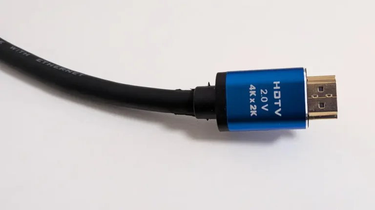交換前に使用していたHDMIケーブルの青いコネクタとケーブル部分